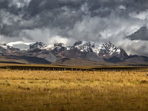 Sample mountain landscape photo for trying background removal, upscaling and depth tools